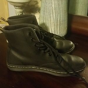 Dr. Marten's leather Shoreditch lace up boots